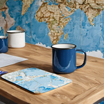 Bénévoles travaillant sur des cartes numériques sur ordinateurs portables dans une salle.