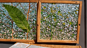 Réunion de travail internationale autour d’un projet climatique avec cartes et dossiers.