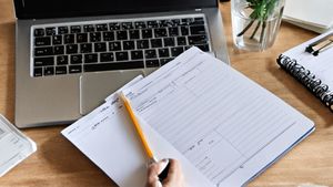 Une personne compare des informations de transparence avant de faire un don.