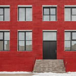 Façade de MoMA PS1 à Queens, avec des visiteurs entrant dans le musée.