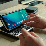 Personne utilisant un smartphone pour se connecter sans mot de passe, écran volontairement flou.