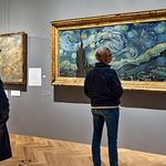 Visiteurs échangeant devant une œuvre dans un musée européen