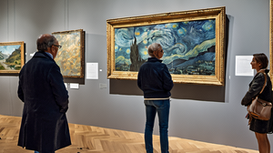 Visiteurs échangeant devant une œuvre dans un musée européen