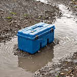 Bénévoles installant une citerne et des jerrycans près d’une école endommagée