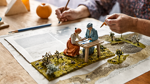 Deux personnes examinant une proposition solaire sur une table avec outils de mesure.