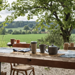 Deux habitants échangent dans un tiers-lieu de village, autour d’un café.