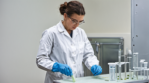 Chercheuse en laboratoire examinant des échantillons pour un projet de vaccin multivalent.