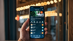 Une main ajuste des réglages de permissions sur un smartphone, écran volontairement illisible.