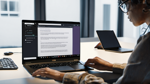 Illustration principale — Accessibilité : sous-titres, transcription, lecture — les usages IA qui aident vraiment