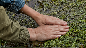 Jeunes préparant des dons dans une salle associative, scène encadrée.