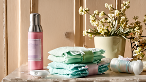 Produits
menstruels posés sur une étagère de salle de bain, ambiance simple et quotidienne