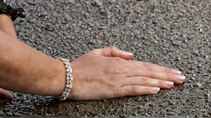 Public dans une cour de festival à Avignon, ambiance théâtre.