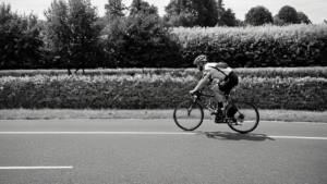 Cyclistes sur un parcours urbain apaisé et lisible
