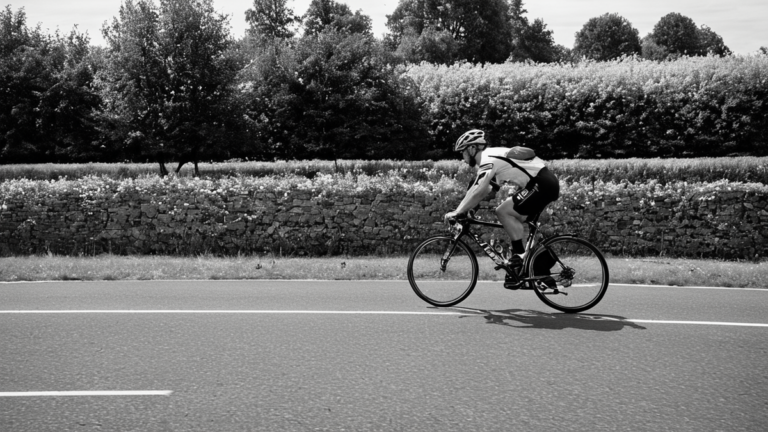Cyclistes sur un parcours urbain apaisé et lisible