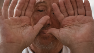 Tri de dons d’objets dans un local associatif, classés par catégories.