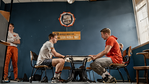 Équipe esport amateur en entraînement dans une salle associative, ambiance dynamique, sans marques lisibles.