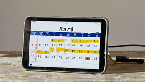 Calendrier et smartphone illustrant le calendrier de l’AI Act en Europe.