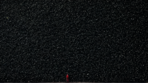 Espace d'apprentissage communautaire avec enfants de dos et matériel scolaire neutre.