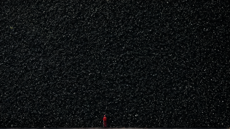 Espace d'apprentissage communautaire avec enfants de dos et matériel scolaire neutre.