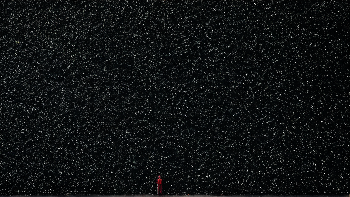 Espace d'apprentissage communautaire avec enfants de dos et matériel scolaire neutre.