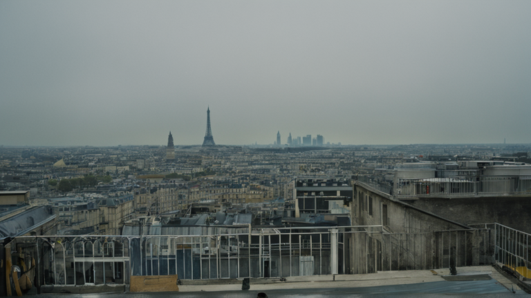 Capteur de qualité de l’air installé sur un toit en ville