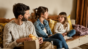 Le ‘rituel match’ qui rassemble : 6 idées pour regarder ensemble sans tension