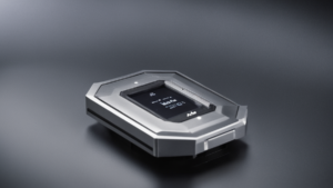 Robot domestique de service réalisant une tâche simple dans une cuisine.