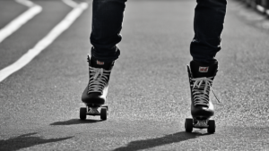 Silhouettes en roller et skate dans un espace urbain, illustrant la renaissance de la glisse.