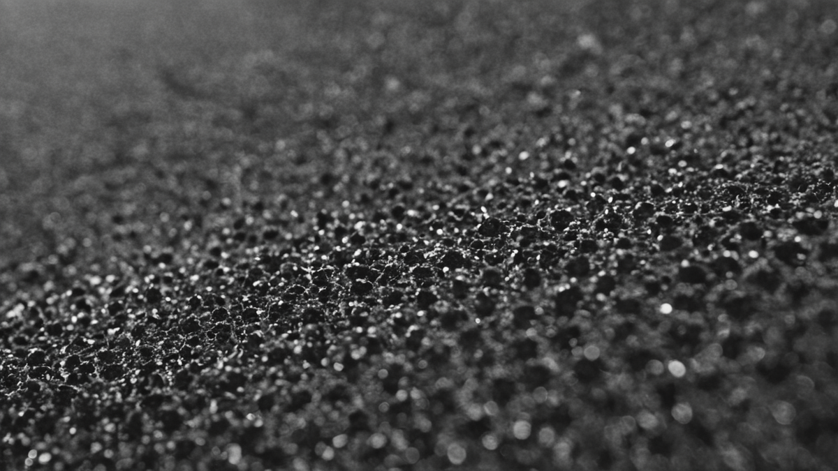 Coulisses de tournage avec clap et projecteur, sans personnes identifiables.