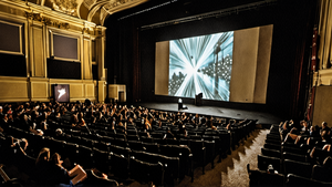 Un public assis dans une salle de projection lors d’un événement séries.