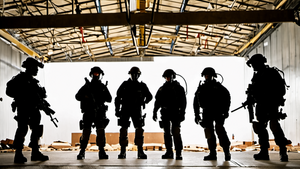 Groupe de silhouettes en tenue d’intervention dans une ambiance série d’action.