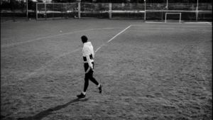 Silhouette en marche rapide dans une rue au printemps, illustrant le sport en petite dose.