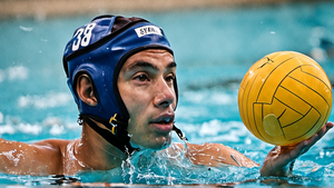 Un joueur de water-polo armé pour tirer dans une piscine de compétition.