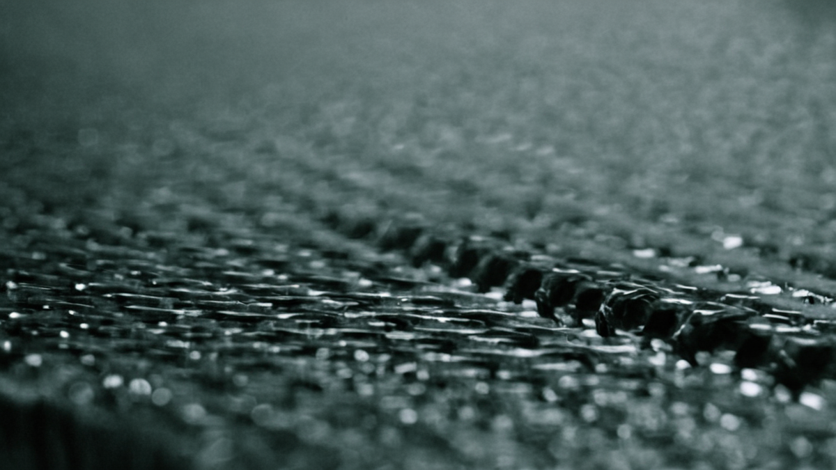 Poste de travail numérique au moment de vérifier un achat suggéré par une IA.