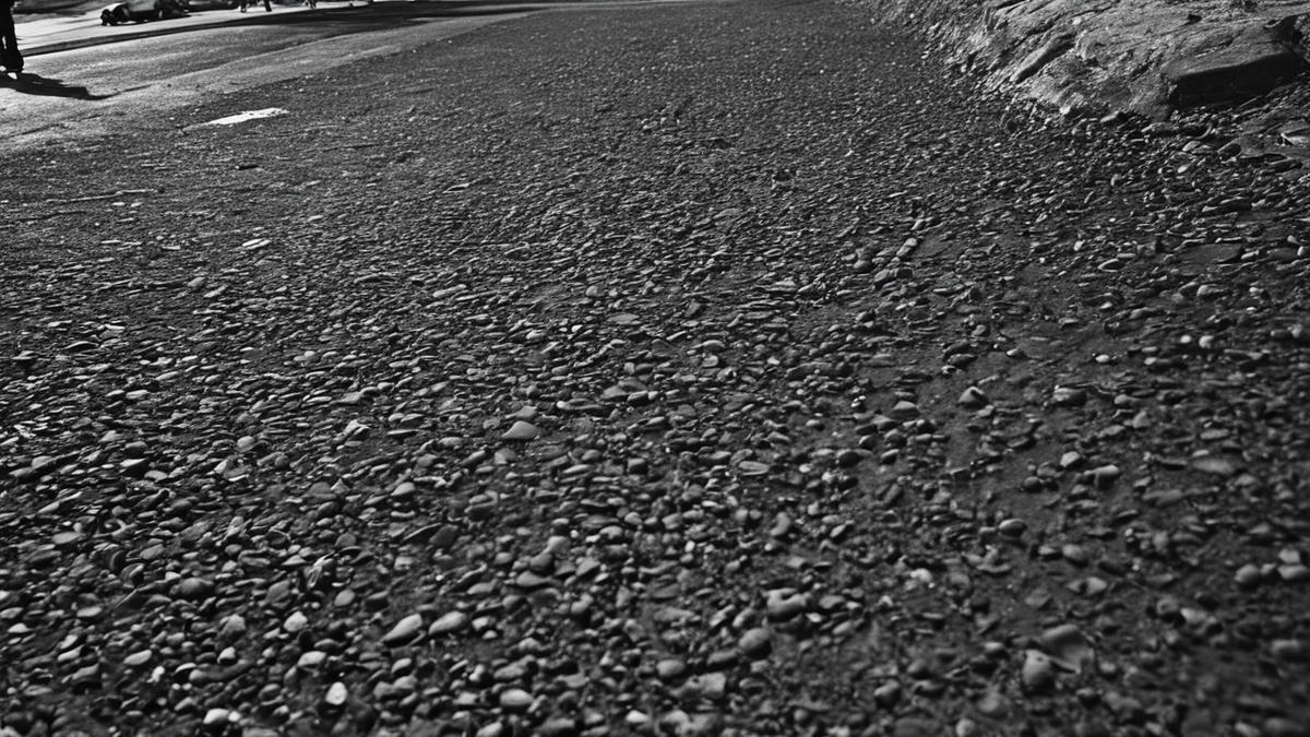 Capteur de qualité de l’air installé près d’une école en ville.