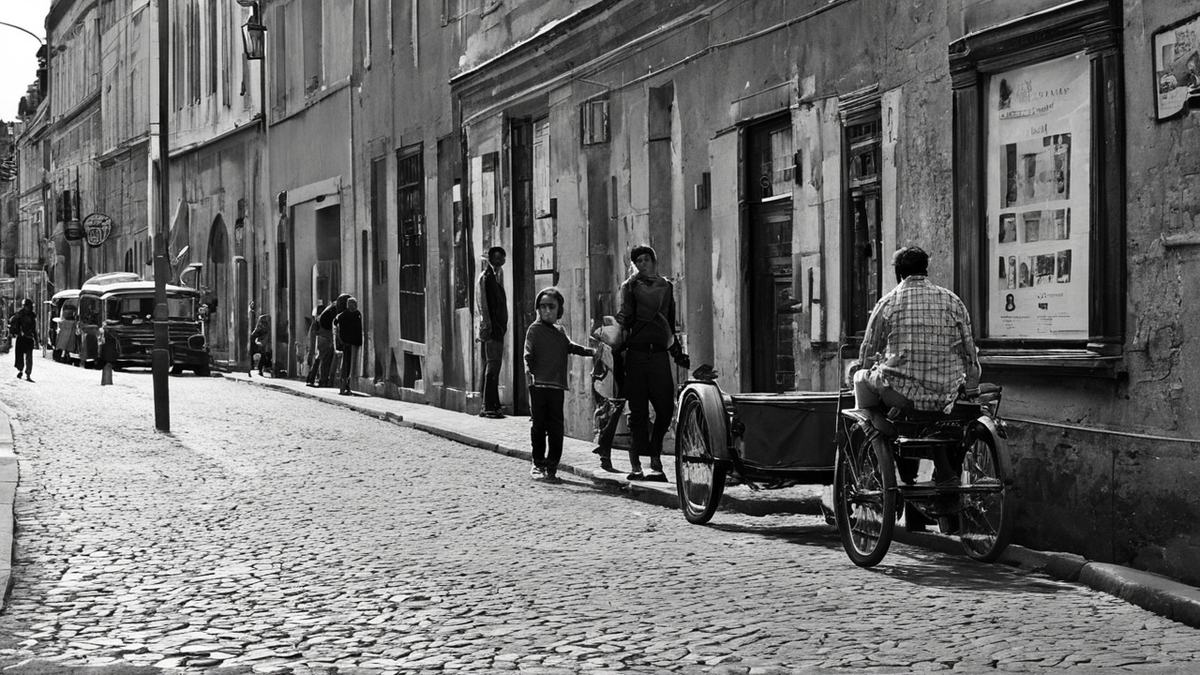 Un auto-rickshaw garé au soir rappelle le lien entre mobilité, travail et autonomie quotidienne.