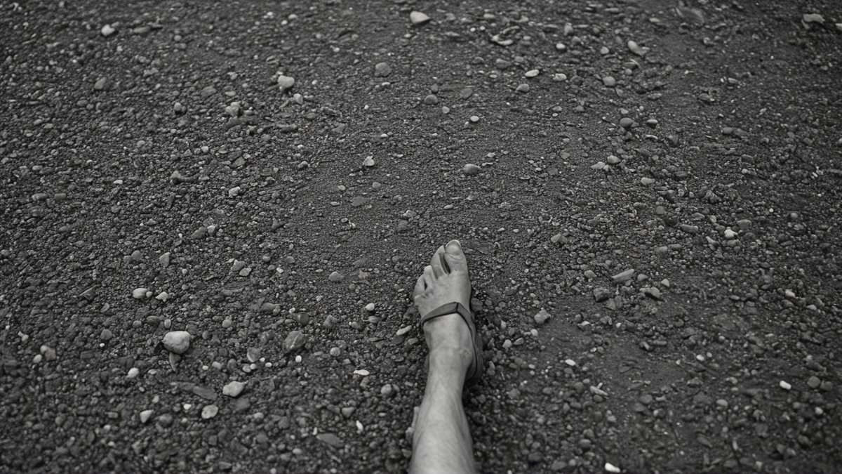 Table d’atelier couture avec machine, bobines et vêtement à réparer