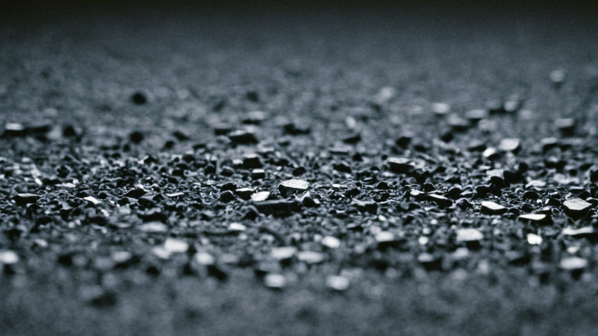 Bloc thermique industriel avec matériau réfractaire visible dans un atelier technique.