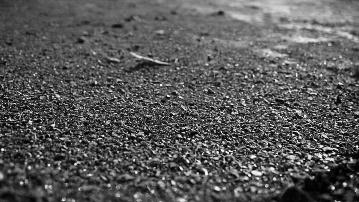 Salle commune de campus préparée pour un repas ou un moment partagé.