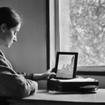 Duos seniors jeunes smartphone honte tombe featured