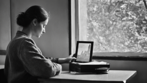 Duos seniors jeunes smartphone honte tombe featured