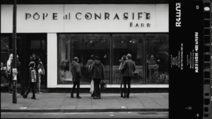 Ecouter un album ensemble sans parler trop fort pourquoi les listening parties reviennent featured