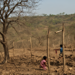 Famille tranchees eau junnar inde featured