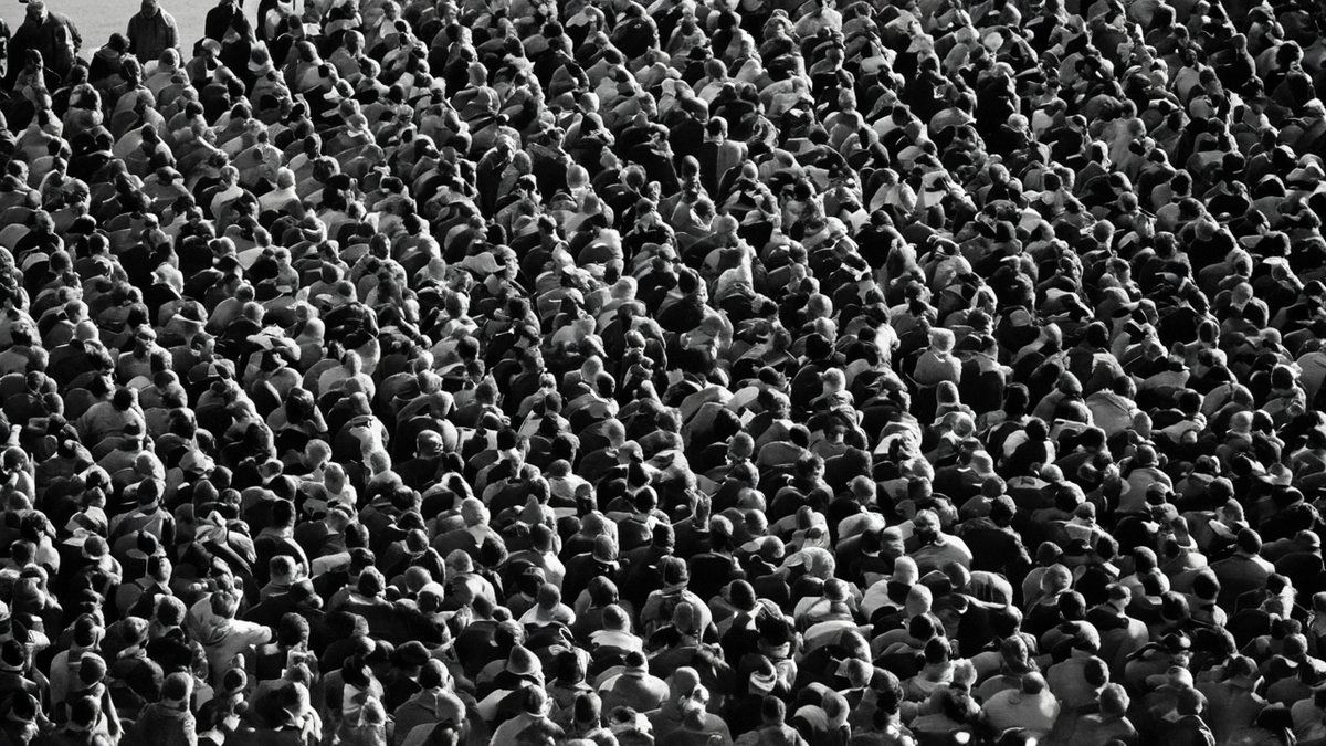 Tribunes de rugby debout dans l'attente d'un coup de pied décisif.