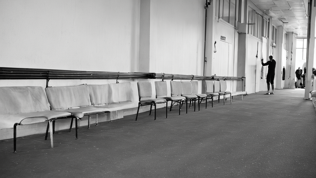 Ambiance de club sportif avec équipement rangé après séance.