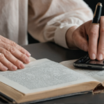 Jeunes aident seniors numerique paire qui tient featured