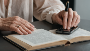 Jeunes aident seniors numerique paire qui tient featured