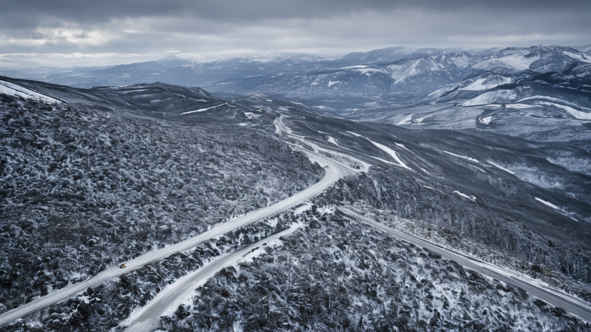 Voiture arrêtée sur une route isolée avec smartphone prêt pour une demande d’aide hors réseau