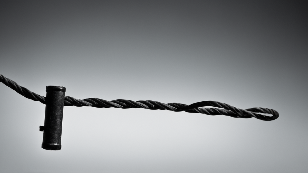 Petite salle calme de musée avec un banc et une lumière douce.