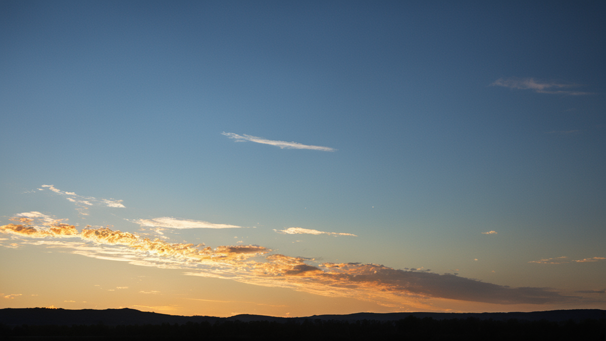 Détails striés des nuages noctiluques, rendu naturel sans surexposition.